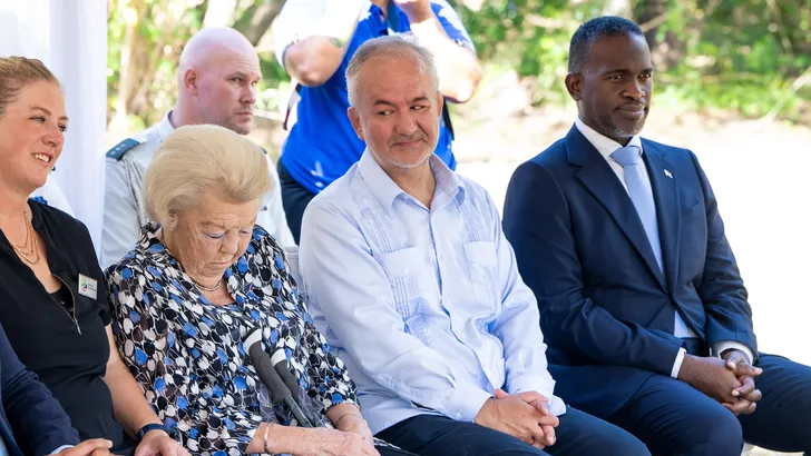 Prinses Beatrix valt in slaap bij voorstelling op Sint Maarten