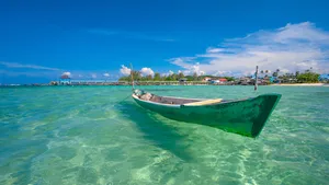 Foto van bootje in de baai bij Bintan, het best bewaarde geheim van Indonesië.