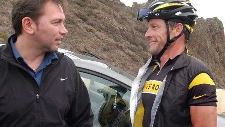 Armstrong ontfermt zich over twee talenten