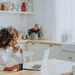 Vrouw aan het shoppen tijdens ELLE Smart Shopping Day.
