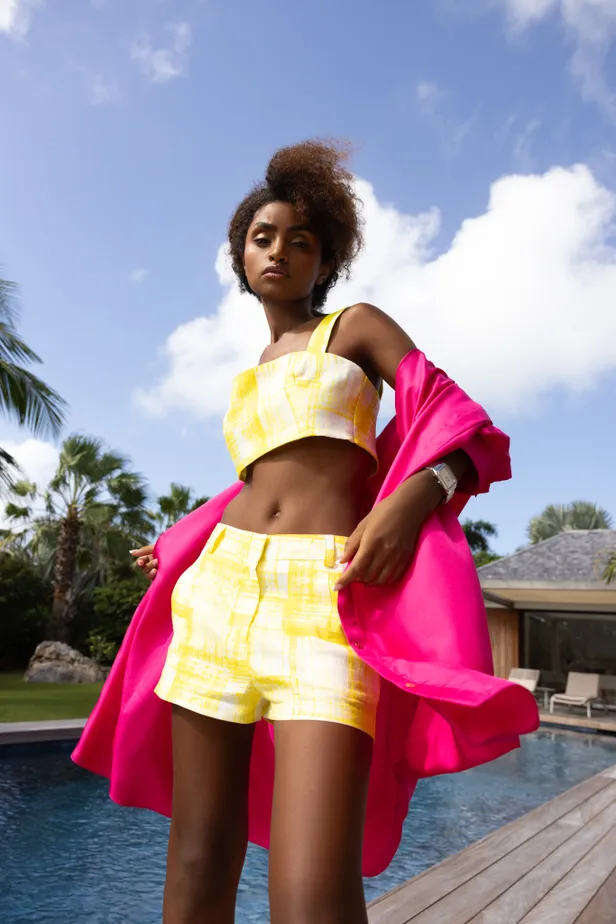 Top & short: Junko Shimada | Blouse: Maison Rabih Kayrouz | Horloge: Lacoste