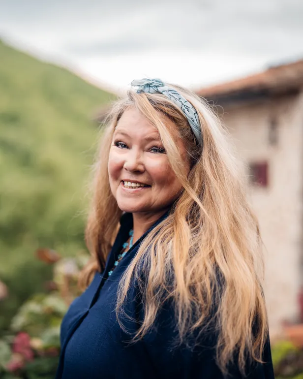 Persfoto van Mireille uit B&B Vol Liefde voor haar château in Frankrijk.