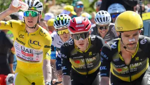 victor campenaerts leidt de dans op de mont ventoux voor jonas vingegaard en tadej pogacar