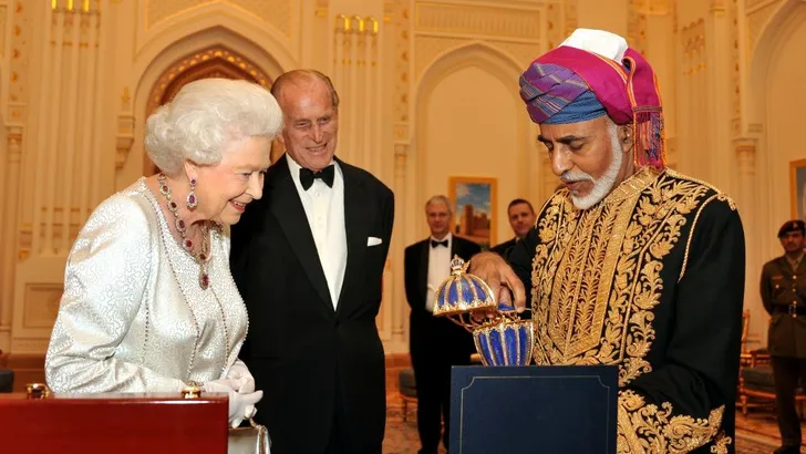 De Queen tikt een Fabergé eitje