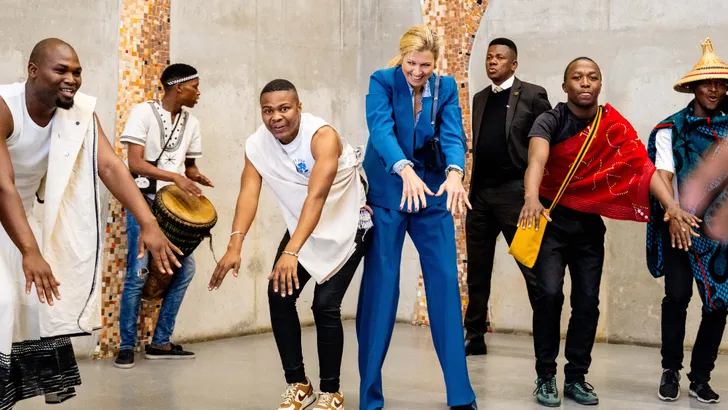 Máxima danst met locale bevolking tijdens werkbezoek aan Zuid-Afrika