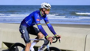 Mathieu van der Poel reed bizarre wattages in de E3 Saxo Classic, maar stortte tegen het eind toch enigszins in. Johan Museeuw zag het al gebeuren.
