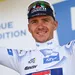 remco evenepoel in de witte trui op het podium van de tour de france