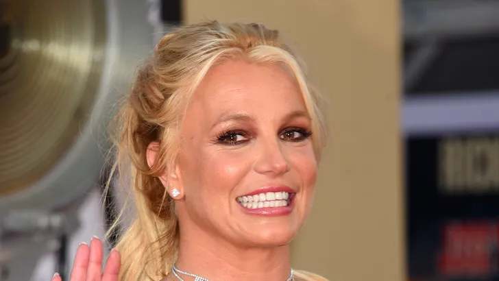 Pijnlijk: Britney Spears breekt voet in video