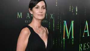 Carrie-Anne Moss (54) draagt Matrix de la Renta 