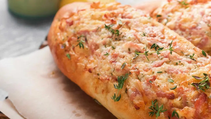 Stokbrood met geitenkaas en spekjes