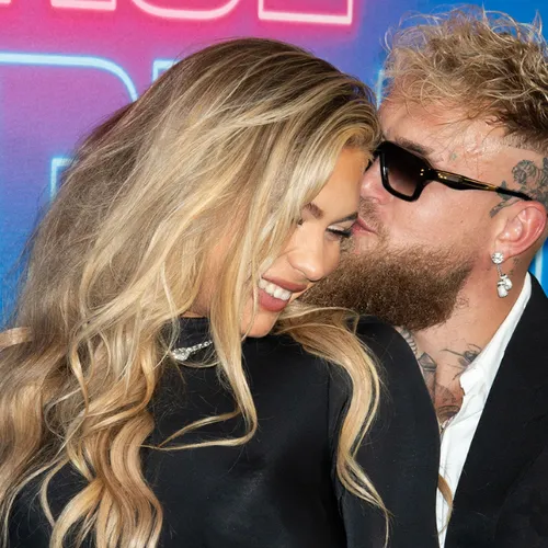 Jutta Leerdam en Jake Paul tijdens "Paul American" premiere in New York.