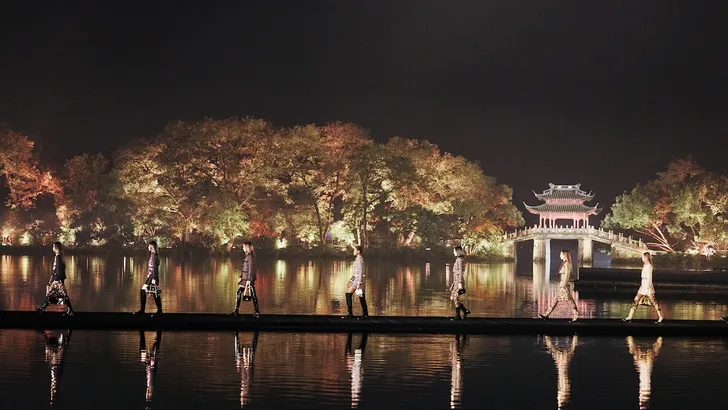 Een sfeerfoto van de presentatie van de Chanel Métiers d'Art collectie 2024/25 in Hangzhou.