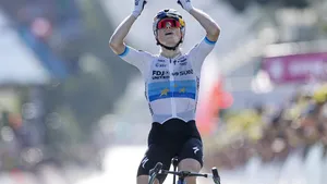 Demi Vollering zette op prachtige wijze de Tour de France Femmes naar haar hand in de voorlaatste etappe, maar na afloop ging het vooral over een actie van haar ploeggenote Célia Gery.