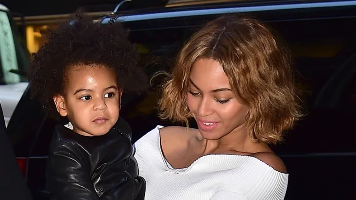 Wil je zien: Cutie Blue Ivy speelt met make-up