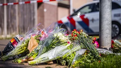 Bloemen bij de woning aan de Elzenstraat waar de 14-jarige Nour om het leven is gekomen.