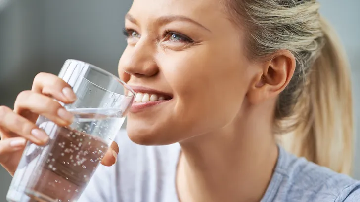 Deze signalen van je lichaam betekenen dat je meer water moet drinken