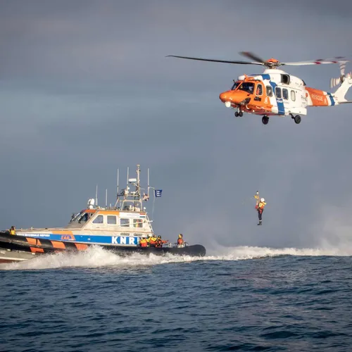 Kustwacht oefening met reddingsboot en helikopter. Foto: Arie van Dijk