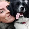 Demi Vollering en haar honden Pips en Flo zijn de beste maten (en ze bouwt zelfs een camper waarin ze mee kunnen)
