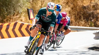 Wout van Aert in de groene trui in een kopgroep in de Vuelta.