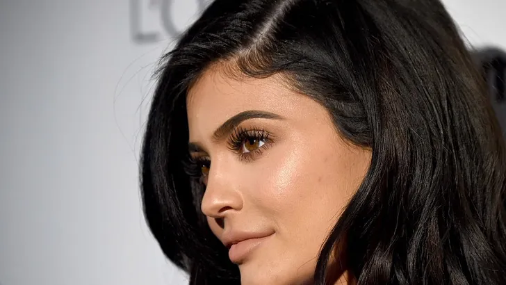 Kylie Jenner pronkt met peperdure auto en krijgt bakken kritiek