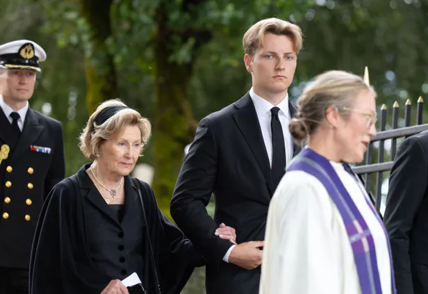 Prins Sverre Magnus en koningin Sonja bij aankomst bij de Asker kerk.
