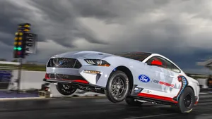 Steigerende elektrische Mustang maakt dragstrip onveilig