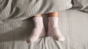 Einde aan de discussie in de slaapkamer: dit is waarom sokken in bed officieel beter zijn voor je nachtrust