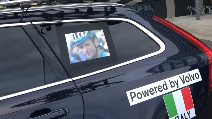 WK: Ploegleiderswagen Italiaanse selectie rijdt rond met foto Michele Scarponi 