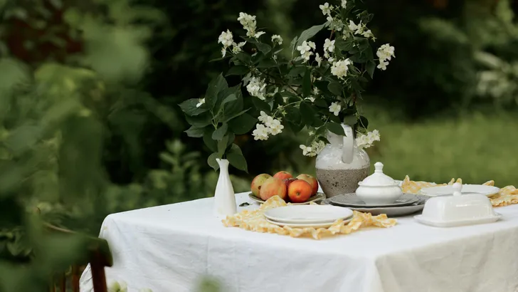 Tafelkleed op gedekte tafel in mooie tuin