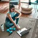 Vrouw in sportkleding thuis met gewichtjes op de grond