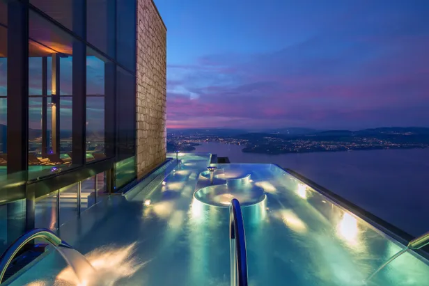 De infinity pool van de Bürgenstock Alpine Spa, Zwitserland.