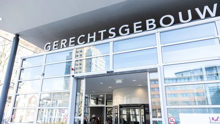 OM eist 8 jaar cel tegen Peter L. (74) voor doden partner (82) met 17 messteken