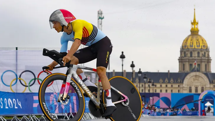 remco evenepoel aan het tijdrijden in parijs, klaar voor het wk