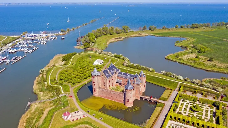 Je kunt nu exclusief kamperen bij het Muiderslot!