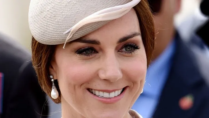 Kate Middleton met pareloorbel