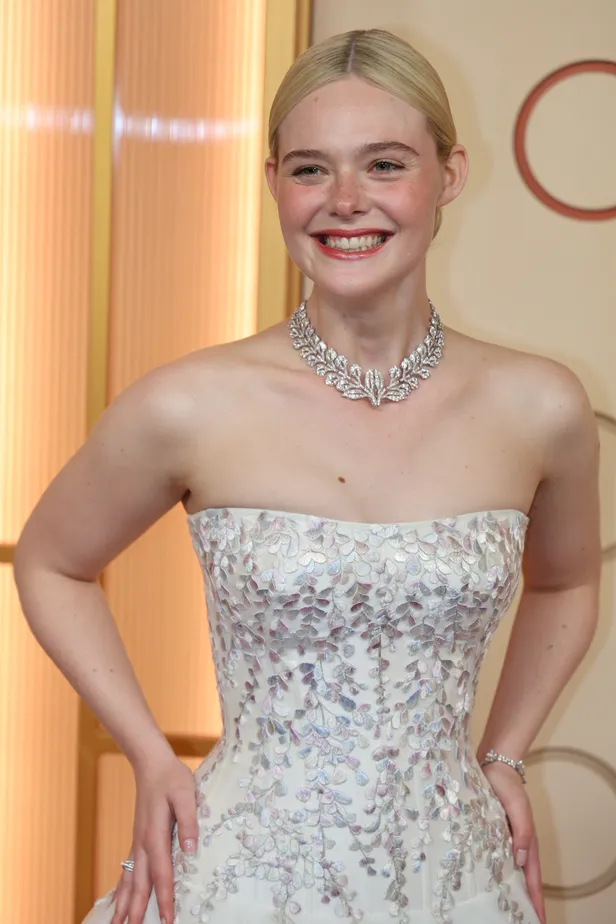 Elle Fanning met de Cartier Wisteria tijdens de Oscars 2026.