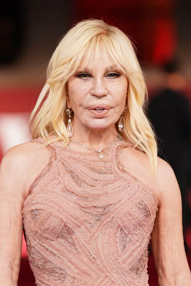 Donatella Versace bij The Devil Wears Prada 2 photocall in The National Gallery in London 2026.