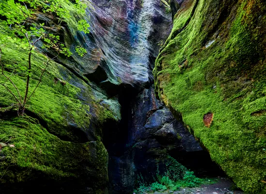 Tussen rots en licht, waar elke zonnestraal de stilte raakt — de natuur als kathedraal.