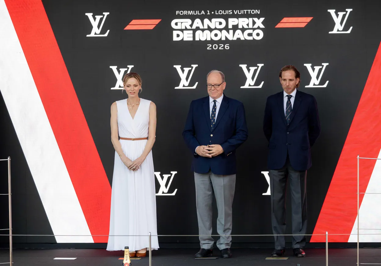 Royal uitvreters: prinses Charlene en prins Albert met Andrea Casiraghi bij de Grand Prix van Monaco in 2026.