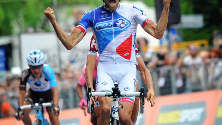 Rit gemist: Dumoulin beperkt schade in laatste bergrit; Pinot wint sprint elitegroep