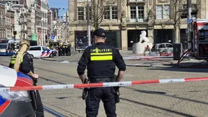 VIDEO: Dam afgesloten door brandende auto en bestuurder, mogelijk opzet in het spel