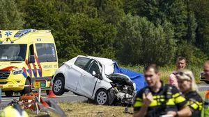 ‘Man komt om bij ongeluk op N210, politie vindt twee lichamen in zijn woning’