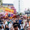 Zien: piemelknuffel is hit van Tilburgse kermis: 'Hier, heb je een rupsje'