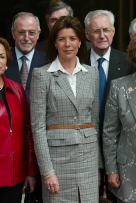 Prinses Caroline in een streng powerpak...