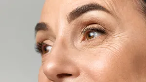 Portret vrouw van middelbare leeftijd met gezonde huid