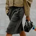 Vrouw met stijlvolle short aan.