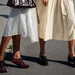 Twee vriendinnen met mooie outfits en aparte schoenen.
