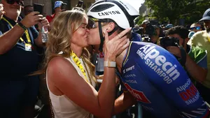 Mathieu van der Poel en Roxanne Bertels omhelzen elkaar na de finish
