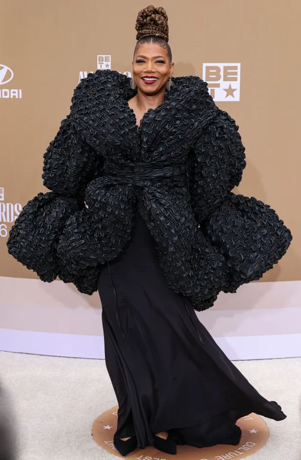 Queen Latifah tijdens de BET Awards 2026. Ze draagt een mega jurk van Killian Kerner.