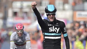 Wout Poels komt juichend over de finish in Luik-Bastenaken-Luik.